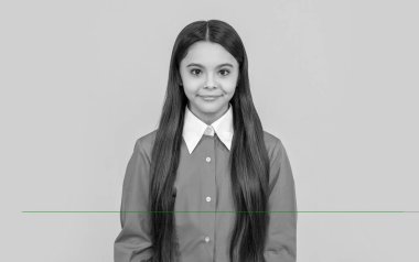 Okul üniformalı, neşeli yüzlü genç bir kızın portresi..