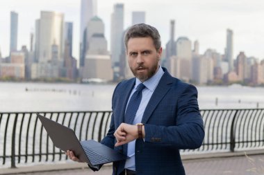 İş görüşmesi için son gün. Başarılı iş adamı zamanı kontrol ediyor. İş adamı New York 'ta dışarıyı kolaçan ediyor. İş adamı geç kalıyor. Kol saatinde dakik adam zamanı kontrol ediyor. Performansı optimize et.