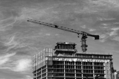 İnşaat odası. İnşaat alanında endüstriyel vinç. Mimari. Gökdelen inşa ediliyor. İnşaat vinci. mimari arkaplan.