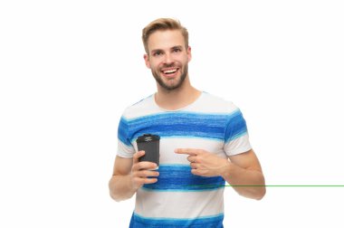 Milenyum adamı kahve içiyor. Günlük tişörtlü, elinde bir fincan kağıt kahve tutan genç bir adam. Sabahları sıcak çay içersin. Kahveyle rahatlayan bir adam. Paket kahve fincanı. İşaret parmağı.