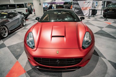 New York, ABD - 27 Mart 2024: Ferrari California üstü açık süper araba kırmızı araba New York Uluslararası Otomobil Fuarı, ön manzara.