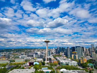 Havadan Seattle. Uzay iğnesi. Modern Seattle bölgesi, ABD. Hava boşluğu iğnesinin mimarisi. Washington 'daki Space Needle kulesiyle Seattle' ın havadan görüntüsü. Seattle şehir merkezi manzarası.