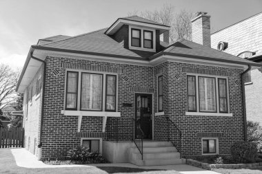 Mahalle mimarisi. Modern yazlık ev. Mahalledeki bir mülk. Açık alanda bir apartman. Konut mahallesindeki klasik yazlık ev. Kasaba evi.