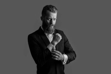 Smokin giymiş bir beyefendinin stüdyosu. Zarif smokin giyen bir beyefendi. Smokin modası. Smokinli yakışıklı sakallı beyefendi gride tek başına..