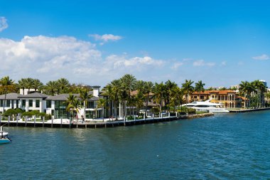 Tropik cennet tatil beldesinde yaz tatili. Yat iskelesi olan lüks bir yazlık villa. Yaz cennetinde tatil. Yazın lüks bir tatil köyü. Florida 'nın tropikal körfezine git. Sahne Sahili.