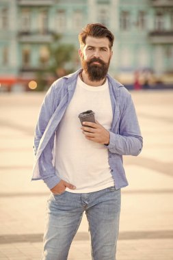 Kahve molasındaki yakışıklı adam. Kahve molasındaki adam. Caddedeki kahve molasındaki adam. Kahve molasındaki adamın fotoğrafı..