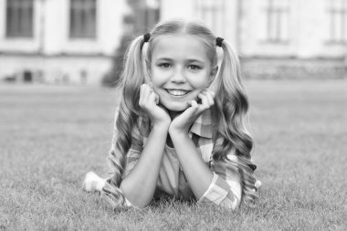 pozitif çocuk portresi yeşil çimlerin üzerinde rahatla.