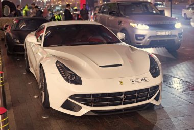 Dubai, Birleşik Arap Emirlikleri - 23 Aralık 2017: Ferrari F12 berlinetta, ön manzara.
