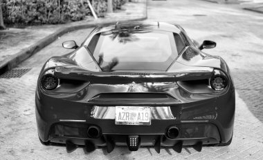 Miami Beach, Florida USA - 18 Nisan 2021: Kırmızı Ferrari 488 GTB, arka manzara.