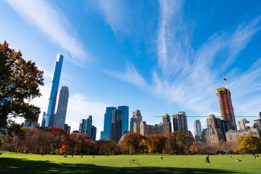 New York City, ABD - 20 Kasım 2023: New York Central Park. New York şehir parkı ve gökdelen. New York 'un gökdelen binası. Central Park manzarası. Manhattan şehir merkezinde. Central Park 'ın gökdeleni.