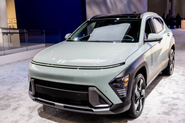 New York City, ABD - 27 Mart 2024 Hyundai Kona arabası New York Uluslararası Otomobil Fuarı, köşe manzaralı.