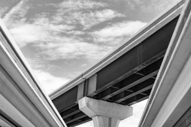 Otobanda köprü üstü. Yapısal üstgeçit. Köprünün üst geçit yapısı. Yapısal yol. Yol ayrımı. Ulaşım sisteminin üstgeçit mimarisi. Otoyol üstgeçidi.