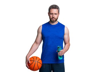 Spor şişeli basketbolcu. Sağlıklı bir yaşam tarzı. Vücutta su dengesi. Sporcu adam su içiyor. Sıvı yeterliliği. Susuz kalma. Susamış sporcu. Susamış adam su içiyor. Eylem planı.