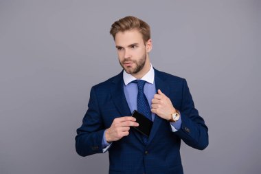 Başarılı bir iş adamı. İş iletişimi. Adam iş telefonuna cevap veriyor. Kendine güvenen bir iş adamı. CEO her zaman iletişim için telefon kullanır. İşadamı Grey 'de izole edilmiş. Ofis yöneticisi.