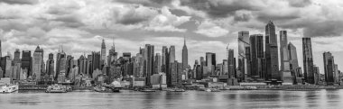 New York City, ABD - 05 Mayıs 2023: Manhattan şehir merkezindeki gökdelen silueti, ny.