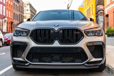 New York, ABD - 15 Mart 2024: BMW X6 lüks otomobil açık havada park edilmiş, alçak görüş.