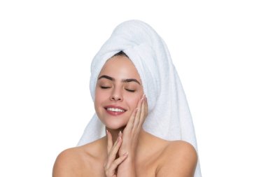 Beyaz havluyla banyo üstüne kadın. Kozmetik ve kişisel bakım. Cilt güzelliği. Güzellik kozmetik programı. Güzellik günü spası. Cilt kozmetolojisi. Cilt rengi ve sağlıklı cilt. Deri berraklığı.
