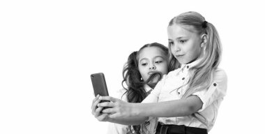 Okul çocukları sınıfta selfie çekiyor. Okula dönüyorum. Kızlar, çocuklar selfie çekiyor. Okul arkadaşları bloglarında ve telefonla selfie çekiyorlar. Eylül 1.