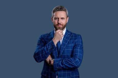 Takım elbiseli adam liderliği temsil ediyor. İş liderliği ve başarı. İşadamı lider koltuğunda. İş başarısı. Profesyonel lider CEO. Resmi takım elbise giyen bir iş adamı..