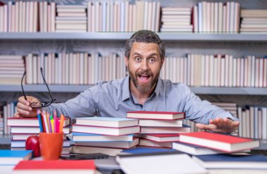 Sürpriz öğretmen sınava hazırlanıyor. Derste çok çalışan bir profesör. Kitaplı bir okul profesörü. Öğretmenler günü. Okul öğretmeni kütüphanede eğitimi geliştirir. Bilgi günü. Sürprizi hisset.