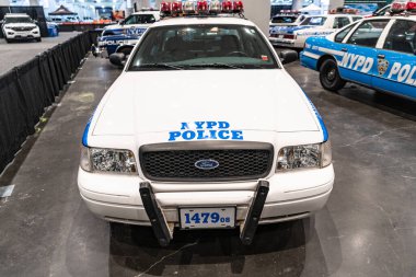 New York City, ABD - 27 Mart 2024: Ford Crown Victoria Polis arabası New York Uluslararası Otomobil Fuarı, ön görüş.