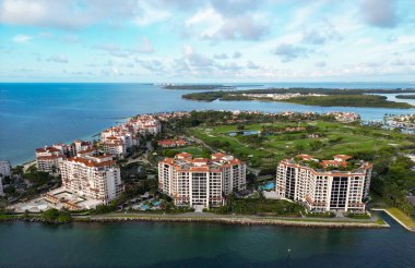 Miami güney plajının şehir manzarası. Miami şehir merkezinde modern gökdelenleri olan Florida. Hava görüntüsü. Miami Plajı 'ndaki gökdelenli şehir manzarası. Skyline marina havacılık şehri manzarası. Şehir silüeti.