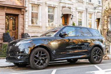 New York City, ABD - 15 Mart 2024: Range Rover Sport veya Velar modern araba açık hava, yan manzara.