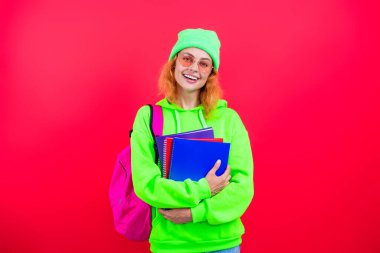 Pembe üzerine izole kadın. 1 Eylül. Bilgi ve eğitim. Okul eğitimi. Öğrenci hayatı. Üniversitedeki kadın öğrenci. Okula dönelim. Bilgi toplama günü. Üniversitede eğitim. Kütüphane ziyaretleri.