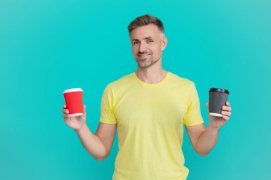 Sabahları kafeinsiz kahve ya da çay içen olgun bir adam..