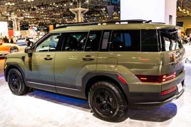 New York City, ABD - 27 Mart 2024: Hyundai Santa Fe SUV yeşil araba New York Uluslararası Otomobil Fuarı, köşe manzaralı.