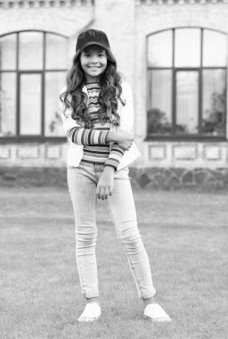 Kollarını kavuşturarak gülümseyen genç kız modeli. Gençler gibi. Dışarıda duran genç bir çocuk..
