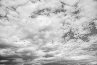 Mavi gökyüzü arkaplanı, beyaz kabarık bulutlar, hiç kimse.