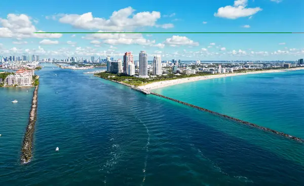 Biscayne Körfezi marinası. Şehrin gökdelen mimarisi ve marinası. Miami, Florida 'nın gökyüzü manzarası. Şehrin mimarisi bu işte. Şehir merkezinin silüeti. Miami 'nin silüeti. Miami güney sahili hava manzarası.