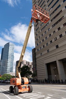 New York City, ABD - 19 Mayıs 2024: teleskopik patlama kaldırma JLG. JLG patlama asansörü açık havada. Güneş Kemeri Kiralama 'nın makine ekipmanları, açı görünümü.