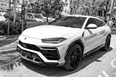 Miami Beach, Florida ABD - 14 Nisan 2021: beyaz Lamborghini Urus Sedan, ön köşe manzaralı. Lüks spor araba..