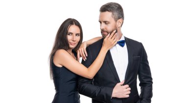 Elbiseli bir kadın ve papyonlu bir erkek. Beyazda izole edilmiş zarif bir çift. Romantik çift birlikte vakit geçiriyor. Sevgililer gününde iki kadın ve erkek. Güzel bir çift çıkıyor. Neşeli insanlar..