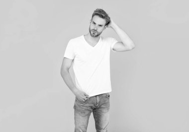 Sarı arka planda tüylü seksi adam, sıradan..