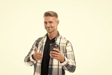 Kahveli olgun bir adamın beyaz arka planda yalnız kalmasına sevindim. Stüdyoda kahve içen olgun bir adam. Olgun bir adam kareli gömlek giyerek kahve tutar. Elinde kahve tutan kır saçlı olgun bir adamın fotoğrafı..