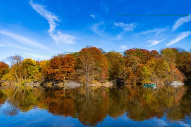 Sonbahar manzarası. Göletteki tekne. Sonbahar doğa manzarası. Central Park 'ta sonbahar doğası. Mevsimlik sonbahar manzarası. Sonbahar göletine park teknesi, New York. Manzaralı düşüş. Sonbaharda Central Park 'ta. Tekne.