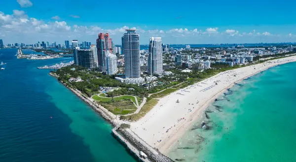 Güney sahili havacılık şehri. Şehir manzarası. Miami plajı hava manzarası. Marina, Miami Beach, Florida USA 'de. Biscayne Körfezi. Lüks şehir manzaralı Miami Marina şehir merkezi. Yaz tatili. Hava perspektifi.