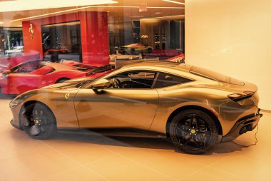 New York City, ABD - 09 Ağustos 2023: Ferrari Roma 2021 galeri mağazasında spor araba, yan manzara.