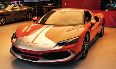 New York City, ABD - 09 Ağustos 2023: Ferrari 296 GTS 2022 sergi salonu mağazasında akort edilmiş spor araba, üst görünüm.