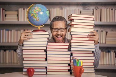 Öğretmenler ve bilgi günü. Zeki öğretmen. Sınıftaki kitap kurdu adam. Kitap edebiyatı öğretmeni. Okul kütüphanesinde eğitim. Adam kitap kurdu bilgi topluyor. Yaratıcı dahi.