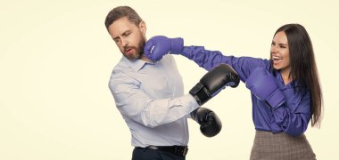 İş ortakları arasındaki şirket rekabeti. İş adamları savaşmaya hazır. İş rekabeti. Beyazlara izole edilmiş boks eldivenli iş adamları. İş rekabeti. reklam.