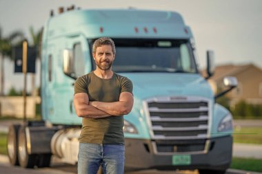 İspanyol kamyonet sahibi kamyon şoförü kamyonun yanında..