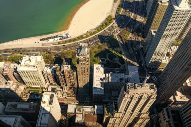 Metropolis City silueti. Şehir merkezindeki hava manzarası. Gökdelen hava görüntüsü. Şehir manzarası silüeti. Metropolis 'teki mimari bina. Chicago sahil şehrinin gökdelen mimarisi. Çatı.