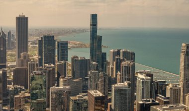 Chicago sahil şehrinin gökdelen mimarisi. Metropolis City silueti. Şehir merkezindeki hava manzarası. Gökdelen hava görüntüsü. Şehir manzarası silüeti. Turistik metropoldeki mimari bina.