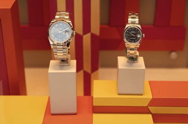 New York City, ABD - 05 Ağustos 2023: Rolex Tarihli Lüks İsviçre saat aksesuarları mağazada.