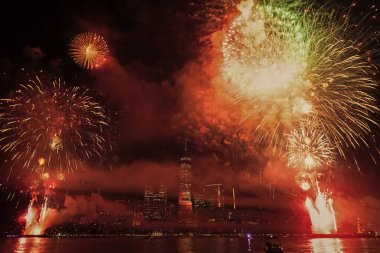 New York Manhattan havai fişekleri arifesinde. Manhattan 'da havai fişekler. New York 4 Temmuz Havai fişekleri. Flashing Fireworks ile New York City Skyline Manhattan. Bağımsızlık Günü