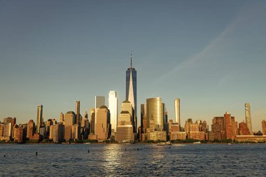 Kentsel mimari. Manhattan ve Hudson River şehir merkezinde. Metropolitan şehir manzarası. New York şehir merkezi. Manhattan gün batımında ufuk çizgisi. New York şehri. New York 'un gökdelen binası. manzara görünümü.